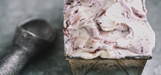 luvo-recipe-blueberry-swirl-frozen-greek-yogurt